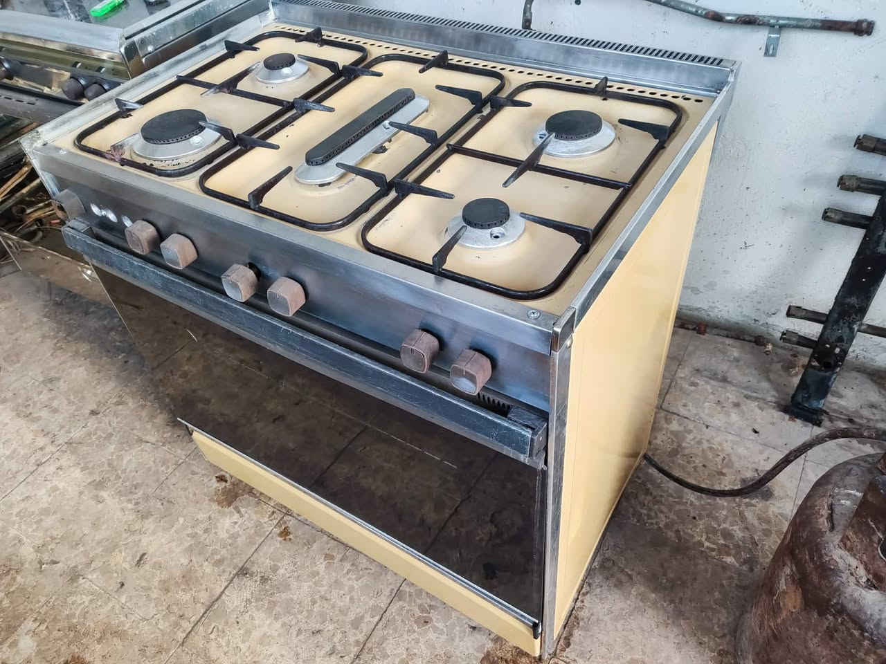 طباخ  عشتار عراقي
الاصلي باب الاول
 نظيف وشغال على الفحص. والضمان 
  ضمانة شهرين. 
سعره130
مكاني نجف  سوك حنون.   ***********
