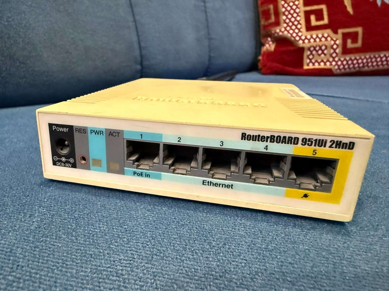 روتر وسيرفر ميكروتيك MikroTik RB951Ui-2HnD مستعمل للبيع
للبيع: سيرفر راوتر ميكروتيك (MikroTik RB951Ui-2HnD) المخصص لإدارة الشبكات وتوزيع الإنترنت وتحديد السرعات.

المواصفات والمميزات:
• يعمل بنظام RouterOS القوي لإدارة المشتركين، دمج الخطوط، وعمل كروت الـ Hotspot.
• يحتوي على 5 منافذ إيثرنت ومنفذ USB.
• يبث واي فاي بتردد 2.4GHz.
• يدعم ميزة PoE Output في المنفذ رقم 5 لتشغيل النانو أو الكاميرات مباشرة بالكيبل.

الحالة: الجهاز مستعمل ونظيف جداً، وشغال بكامل كفاءته.
ملاحظة: البيع للجهاز فقط (بدون محولة).

السعر: [30 الف] دينار
الموقع: السيدية

للتواصل والاستفسار، يرجى المراسلة على الخاص.


**إذا كنت صاحب هذا الإعلان وتريد حذفه لأي سبب، رجاءا أرسل رسالة إلى الدعم الفني**