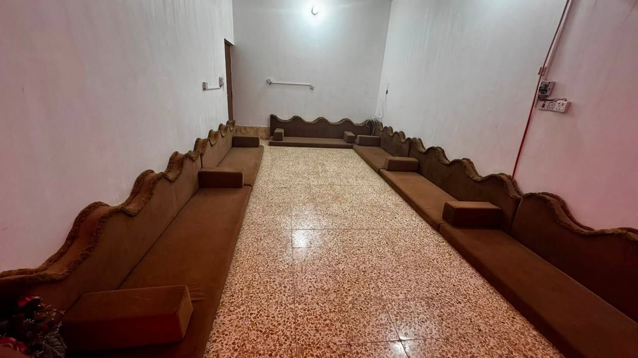 سلام عليكم ديوانيه اسقبال نضيفه البيع (الطول ٦و٨٠سنتيم )(العرض ٣ونص)كعده عربيه اصيله تحت الفحص اسفنج ضغط عالي (السعر على الخاص )


**إذا كنت صاحب هذا الإعلان وتريد حذفه لأي سبب، رجاءا أرسل رسالة إلى الدعم الفني**