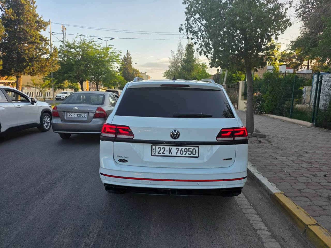 🚗 Volkswagen Atlas 2021 R lani 

فولكس واگن أطلس موديل 2021

– بحالة ممتازة جداً

السعر : 290$ مجال

📊 المواصفات العامة:

 • الممشى: 71 ألف ميل

 • المحرك: 6 سلندر 3.6 لتر

 • ناقل الحركة: أوتوماتيك 8 سرعات

 • نظام الدفع: 4Motion (دفع رباعي)

🛋️ الداخلية:

 • مقاعد جلد بلون بني عسلي فاتح فاخر

 • كشنات كهرباء + تدفئة مقاعد

 • 7 ركاب

 • تبريد ثلاثي (3 Zones)

 • شحن لاسلكي

 • عدادات ديجتال

📱 التكنولوجيا والترفيه:

 • شاشة معلومات كبيرة

‏ • Apple CarPlay + Android Auto

 • تحكم صوتي

 • تحكم بالشاشة عن بعد

🚦 أنظمة الأمان والمساعدة:

 • نظام قيادة ذكي

 • تثبيت سرعة

 • تحديد مسار تفاعلي

 • نقاط عمياء

 • حساسات 360 درجة

 • التعرف على إشارات المرور

💡 الإضاءة:

 • IQ LED

‎ • لايت ذكي مع الستيرن

‎ • إنارات ترحيبية

⚙️ مميزات إضافية:

 • 6 وضعيات قيادة

 • تشغيل عن بعد

 • تشغيل ذكي + دخول ذكي

‏ • Auto Hold

‏ • Auto Start/Stop

 • هاند بريك كهربائي

📌 ملاحظات:

 • شرط التحويل

📞 للتواصل:
*********** واتساب أربيل, العراق
