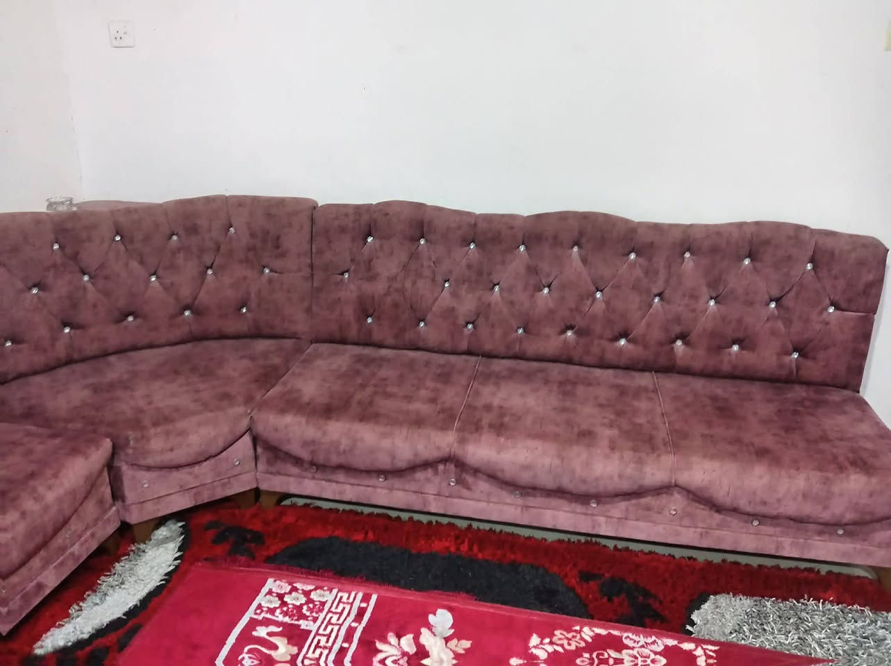 اسلام عليكم 
اخوان عندي ديوان للبيع الخشب عراقي قديم ودوشمه جديده 9امتار الديوان جاهز كلشي ما يعوزو ادفع سعرك عجبني أبيعك للاستفسار *********** وبي واتساب
