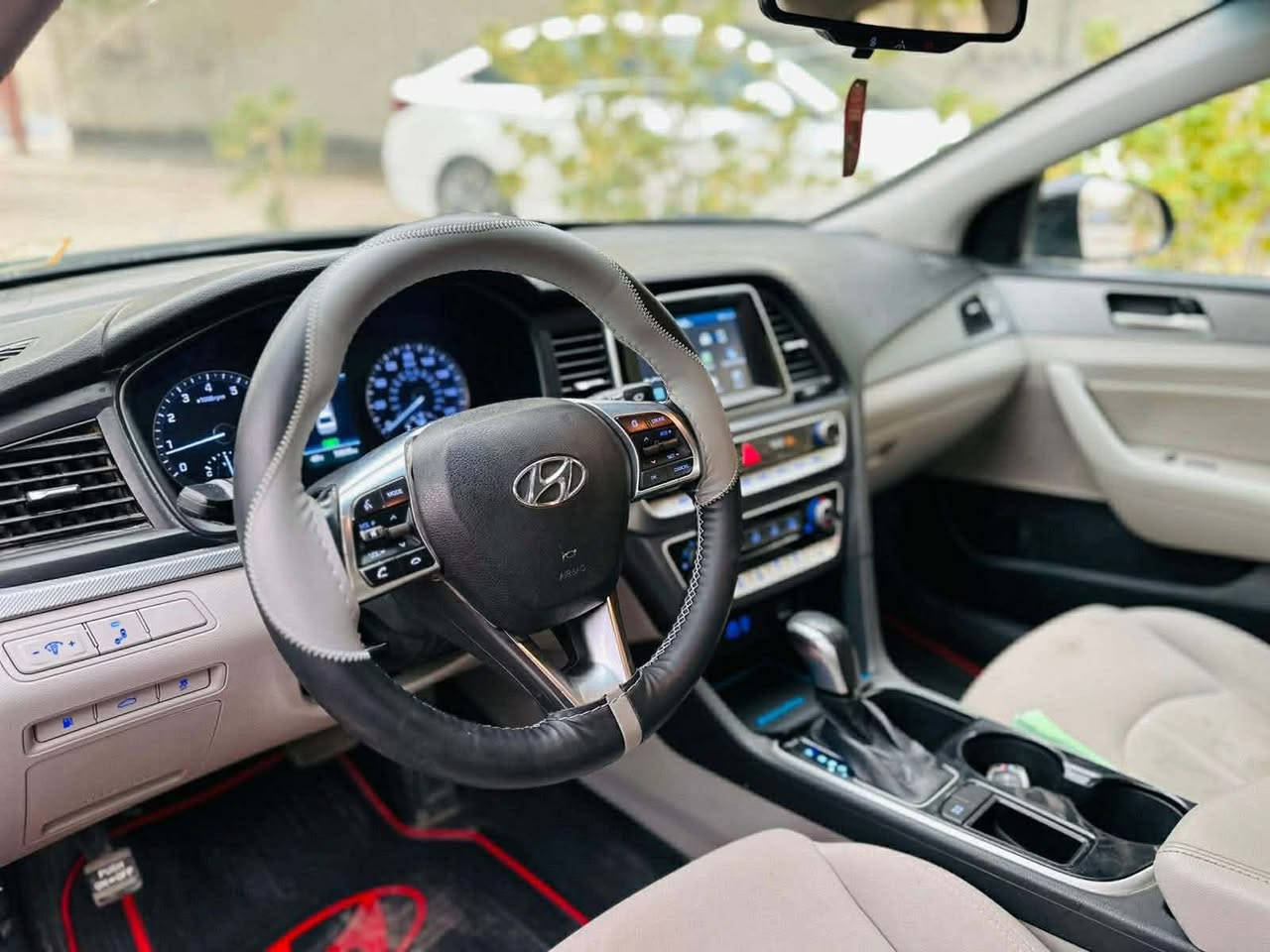 سوناتا وارد امريكي حادث جاملغ امامي وطرف البنيد
موديل 2018 

ماشية 74 ميل 

گير ومحرك على وضع الشركة ما مفتوح بيهن برغي . 

بدون لغد ولا شاصي سليمات بدون اي ضرر 

سياره بل عراق بيها شخوط خفيفة 

حدادية السيارة حلوه ومرتبة 

السيارة جاهزة ما بيها شيء 

منظومه تبريد جديده 

السيارة رايدها 128$  وبيها مجال للشراي 

تجي تشوف بعينك وتقتنع والباقي سهل 

سيارة رقم بغداد الدولي الجديد 

السنويه إلى 2035

سقف حديد 

تبريد امامي فقط 

رادارات وتحكم ذكي 

3 أنظمة قيادة

المحرك والأداء

 • المحرك: 4 سلندر سعة 2.4 لتر بنزين (GDI)

 • القوة: حوالي 185 حصان 

 • تشغيل وتحكمات بصمة 

 •مقاعد تدفئة + تبريد وتحكم كهربائي 

 • نظام تحذير من النقطة العمياء

 • أكياس هواء أمامية وجانبية

 • شاشة وسطية 7 بوصة للتحكم في النظام الترفيهي.  

 • نظام صوتي AM/FM +4 سماعات.  

 • دعم Apple CarPlay و Android Auto للهواتف الذكية.  

 • مدخل USB و AUX.  

 • عناصر تحكم في الصوت على عجلة القيادة.  

ماشية 73 ميل وقابلة للزيادة . 

للتواصل ***********
