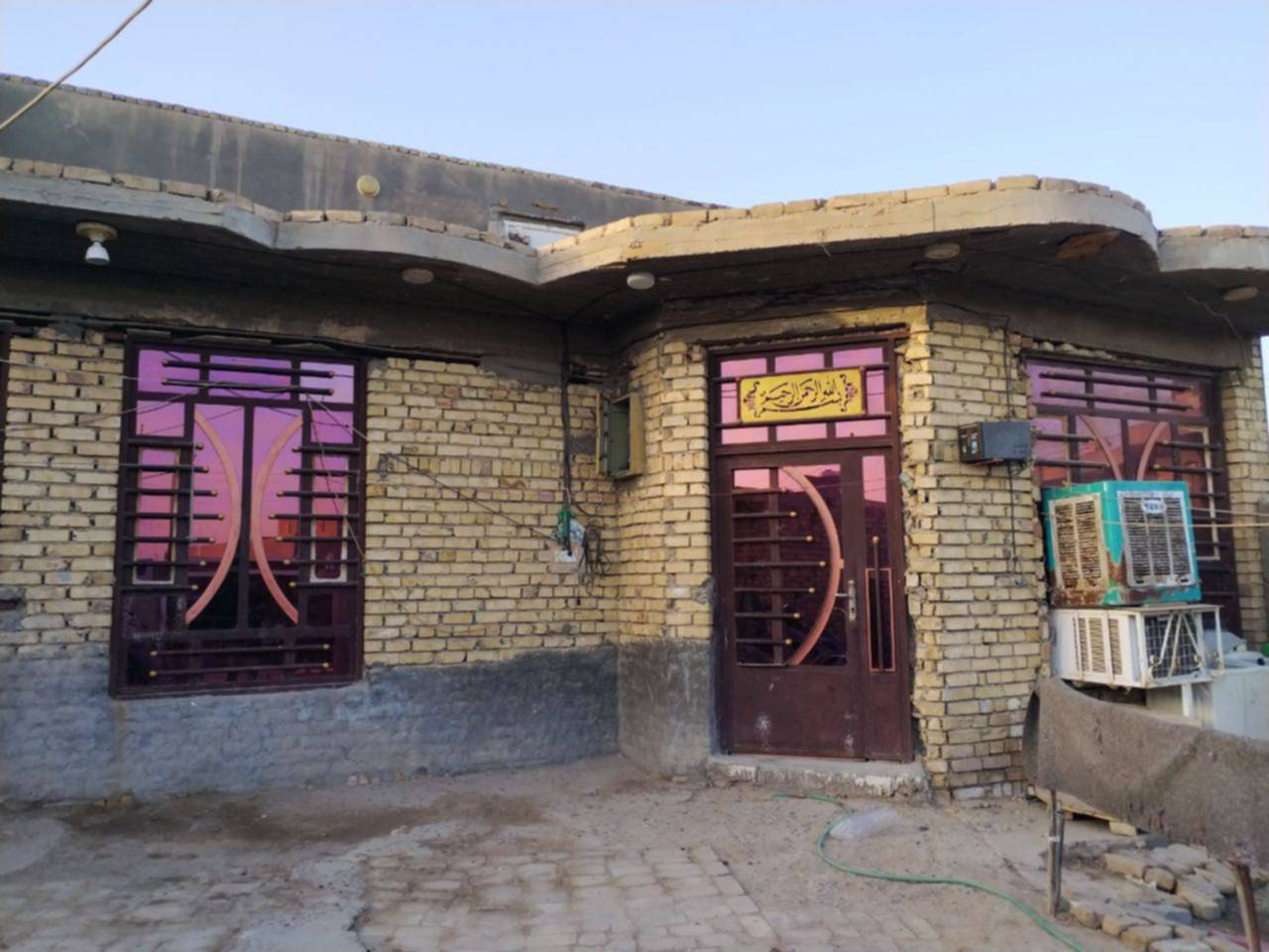 #بيت_للبيع 

خلف مهدي ابو الدهن يبعد عن شارع حله بغداد اقل 100 متر 

المساحه 255 متر على شارعين

يحتوي على : 
( غرفتين نوم / وصاله / واسقبال / ومطبخ ) 

جنس العقار : سند 25 

اي استفسار 
***********
