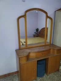 سرير • ميز تواليت • نظيف