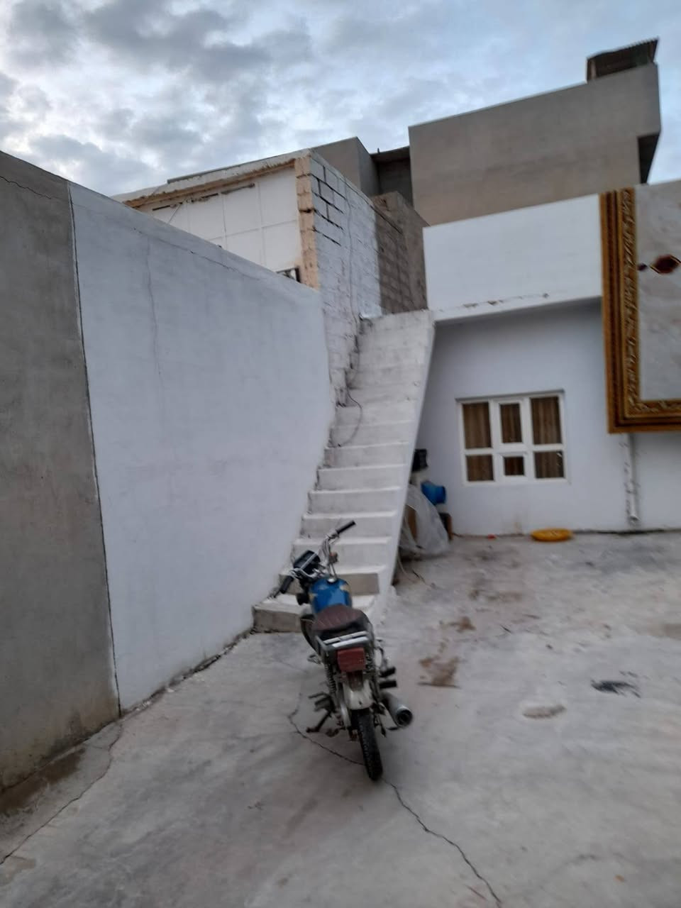 يعلن مكتب ابو يحيى لتجارة العقارات في محافظه كركوك قضاء الدبس  عن بيع   بيت سكني طابو صرف  في حي الشهداء القديمه   بالقرب من بيت ابو يوسف  مساحته ٢٥٦ متر خدمات   ماء وكهرباء تبليط يتكون من ٢غرفة نوم وهول واستقبال وصحيات ومطبخ حوش كبير   السعر على الخاص  والسعر مناسب  ورخيص جدا  وبي مجال  كما موضح بالصور أدناه 👇👇👇👇👇 للتواصل عبر الأرقام التاليه

*********** يحيى الحمداني ابو عبدالله

*********** ابو يحيى

*********** يحيى الحمداني ابو عبدالله
   ( التوفيق من الله و للجميع) جميع الأرقام  واتس اب

ملاحظه
دوام المكتب من الساعة التاسعة صباحا لغاية الواحدة ليلا للتواصل على الأرقام المذكوره اعلاه ☝️☝️☝️☝️☝️☝️
