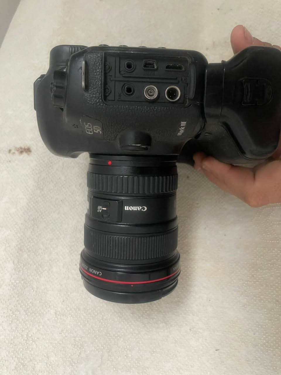 للبيع عملاق كانون Canon 5D Mark III مع عدسة الفئة الفاخرة 17-40mm L
الوصف:
لعشاق التصوير الاحترافي والعملي
اعرض لكم كامرتي الشخصية بكامل
نظافتها وأدائها الجبار. الطقم جاهز للعمل فوراً ومثالي لتصوير (المناسبات، الطبيعة، العقارات، أو الفيديو).
للاستفسار الاتصال على الرقم ***********
