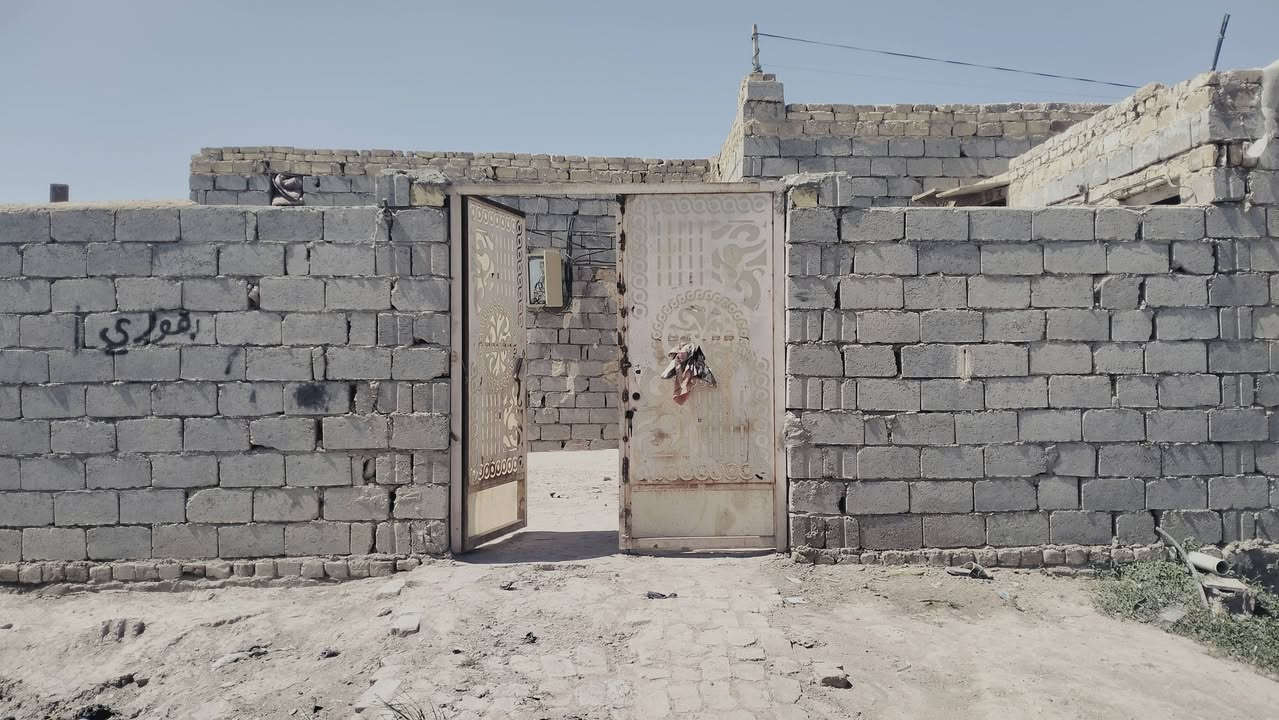 سلام عليكم شباب دار. للبيع المساحه 200م . أصلاح زراعي يتكون مطبخ وستقبال ومجمع صحيات كاكمله   وغرفتين وصاله ماكاملات ع البوكس سعر 14بيه مجال بسيط مستعجل ع البيع *********** في. مجمع المصلاوي خلف المستشفى  قريب ع  شارع الجديده ثاني شارع با المجمع
