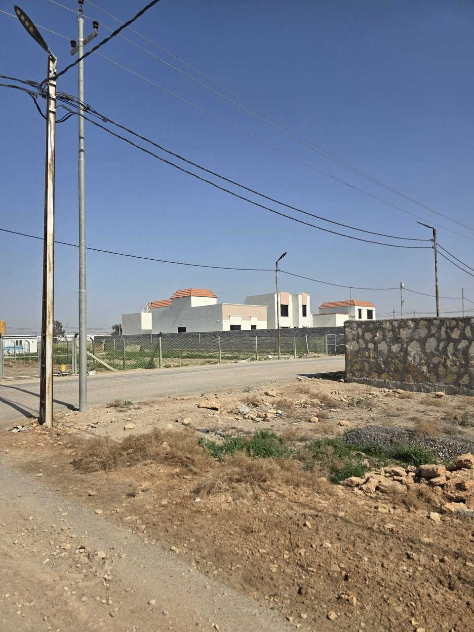 متوفر عرصات للبيع سند 25  كافه الخدمات مجمعات توحيد العفلوكي الاول والثاني مشموله بالتطويب الجديد المساحات المتوفره/[100/200/300/400/500/متر ]كما توجد مزارع مساحه المزرعه [1000متر/و500 متر ]العنوان نهايه حي الفرات بدايه طريق السنيه السياحي قرب سكه القطار بأسعار مناسبه للأستفسار... ***********///***********
