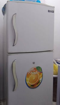 ثلاجه جديده السعر 275الف بيهه مجال  حجم الكبير  للاستفسار 07703794587