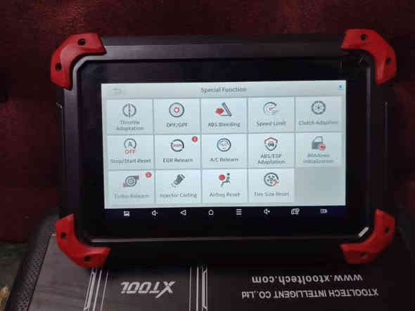 السعر خاص للحجز والاستفسار على الرقم *********** 
تحديثزلحد شهر 6-2027
XTOOL D7 
أداة تشخيص للسيارات، تعمل بنظام تشغيل أندرويد وتدعم التشخيص الكامل لجميع أنظمة السيارة، بالإضافة إلى البرمجة ثنائية الاتجاه لجميع وحدات التحكم الإلكتروني (ECU). وهي مجهزة بوظائف متقدمة مثل رموز برمجة وحدات التحكم الإلكتروني (

ECUcap E cap C cap U
𝐸𝐶𝑈 coding)، وأكثر من 36 خدمة صيانة خاصة مثل إعادة ضبط الزيت (Oil Reset) ومعايرة زاوية التوجيه (SAS). وتتمتع بتغطية واسعة لأكثر من 85 علامة تجارية للسيارات، وتدعم بروتوكولات أحدث مثل FCA AutoAuth و CANFD و DoIP. 
أبرز الميزات 
تشخيص شامل: تقوم بمسح كامل لجميع أنظمة السيارة بما في ذلك المحرك، ونظام الفرامل المانعة للانغلاق (

ABScap A cap B cap S
𝐴𝐵𝑆)، والوسائد الهوائية (

SRScap S cap R cap S
𝑆𝑅𝑆)، وأنظمة النقل، وغيرها.
تحكم ثنائي الاتجاه: تتيح لك إرسال أوامر إلى وحدات التحكم الإلكتروني في السيارة لتشخيص الأعطال بدقة، مما يوفر خطوات تشخيصية أكثر كفاءة.
وظائف صيانة متقدمة: توفر أكثر من 36 وظيفة صيانة خاصة مثل:إعادة ضبط الزيت (Oil Reset).
إعادة ضبط فرامل الركن الإلكترونية (EPB).
معايرة مستشعر زاوية التوجيه (SAS).
إعادة ضبط نظام إدارة البطارية (BMS).
إعادة ضبط فلتر الجسيمات الديزل (DPF).
ترميز 

ECUcap E cap C cap U
𝐸𝐶𝑈 (ECU Coding): تمكنك من برمجة وحدات التحكم الإلكتروني لـ BMW ومرسيدس بنز وميتسوبيشي وغيرها، ودعم الترميز عبر الإنترنت، وتكييف القيم، وإعادة تعيين القيم التكيفية.
تغطية واسعة للسيارات: تدعم أداة XTOOL D7 85+ علامة تجارية للسيارات في الولايات المتحدة وآسيا وأوروبا.
دعم بروتوكولات حديثة: تدعم أحدث بروتوكولات مثل FCA AutoAuth (لـ Chrysler و Dodge و Jeep و Fiat)، و CANFD (لـ GM) ، و DoIP (لـ BMW و Mercedes-Benz و Land Rover و Audi).
تحديثات مجانية لمدة 3 سنوات: تتضمن تحديثات برامج مجانية لمدة 3 سنوات لتزويدك بالميزات الجديدة وتغطية المركبات الموسعة.
تحديثات V2.0: تم تحديث الجهاز ليشمل تقرير تشخيص محسّن يسمح بتخصيص التقارير بشعارك وتفاصيل العميل.
