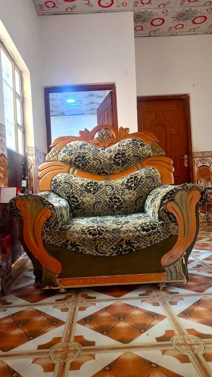 للبيع
ثلاث قنفات چبيرة واربع كراسي كما موضح بالصورة 
السعر 100 وبعد بيه مجال انوب 
المكان تكريت الديوم
***********
