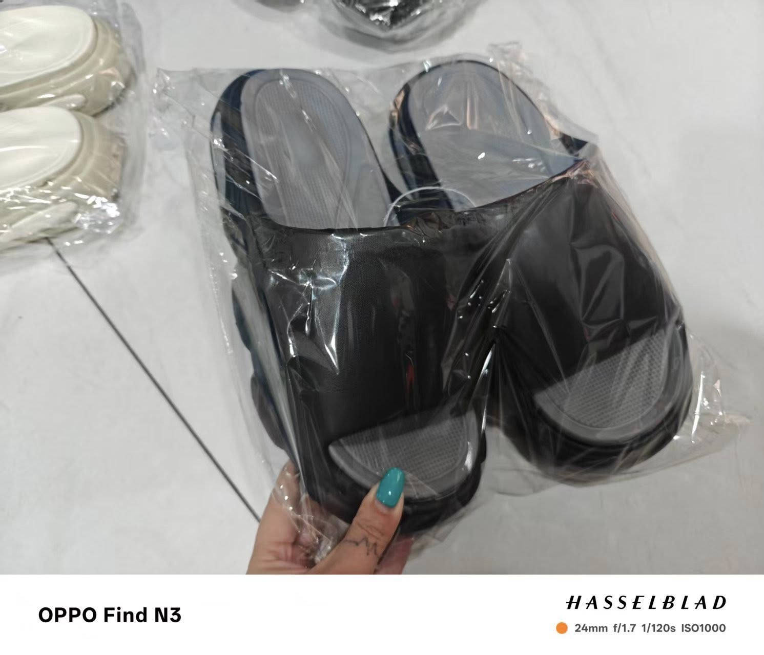 سلام عليكم ‏ ‏عندي ‏إسليبر رجالي شبابي                        عداد 950  ‏زوج سعر 🔥توصل على رقم. ***********
