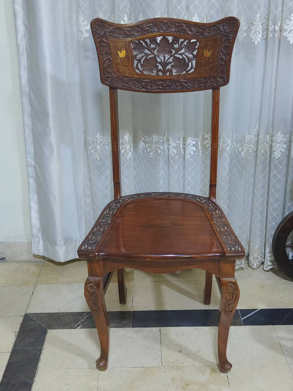 غرفة طعام باكستانية الصنع خشب مطعم بالنحاس شغل يدوي تحتوي على 12 كرسي 
الميز يكون  3 قطع  /قطعة وسط وقطعتي في الأطراف + بوفية عدد 2  مع زوايا عدد 2 السعر 60 ورقة


**إذا كنت صاحب هذا الإعلان وتريد حذفه لأي سبب، رجاءا أرسل رسالة إلى الدعم الفني**