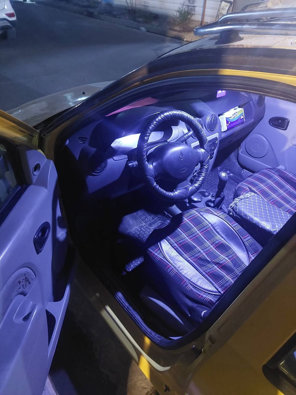 مكلف بالنشر السلام عليكم شلونكم اخوتي عندي رينو لوكان 2014 للبيع جام امامي كهرباء سيارة كير محرك جيد تخم تاير جديد اشاير بالمري عليها غرامات مرورية وسنوية نافذة منتهية والمشتري ياخذ صافي بيها طخه بالجاملغ الامامي ومثلث البنيد صفحة السايق ومسوي الهلالات الخلفية والسيباية اصليه سحارة انطيهت هدية للمشتري نواقص السيارة بسيطه واوجب المشتري بيهن وان شاء الله يكفيه شرها ويأخذ الاحلى منها السعر ٤٨ وبيها مجال والغرامات تنزل من سعرها مكان السيارة الشعب شارع الصحة ***********
