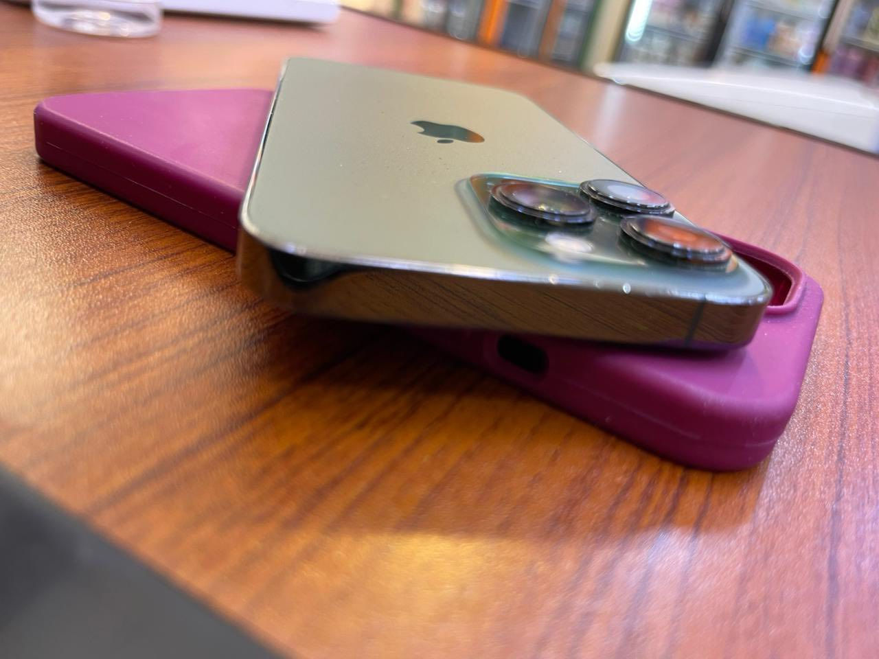 سلام عليكم ايفون 13 برو ذاكرة 256 لون زيتوني للبيع ب سعر معقول 600 الف و بي مجال الجهاز نموذج m بطارية 84 اصلية لا مفتوح ولا مصلح ويا حافظة و لزكة و الواير مالتة الأصلي مكاني الدورة للاستفسار على ***********
