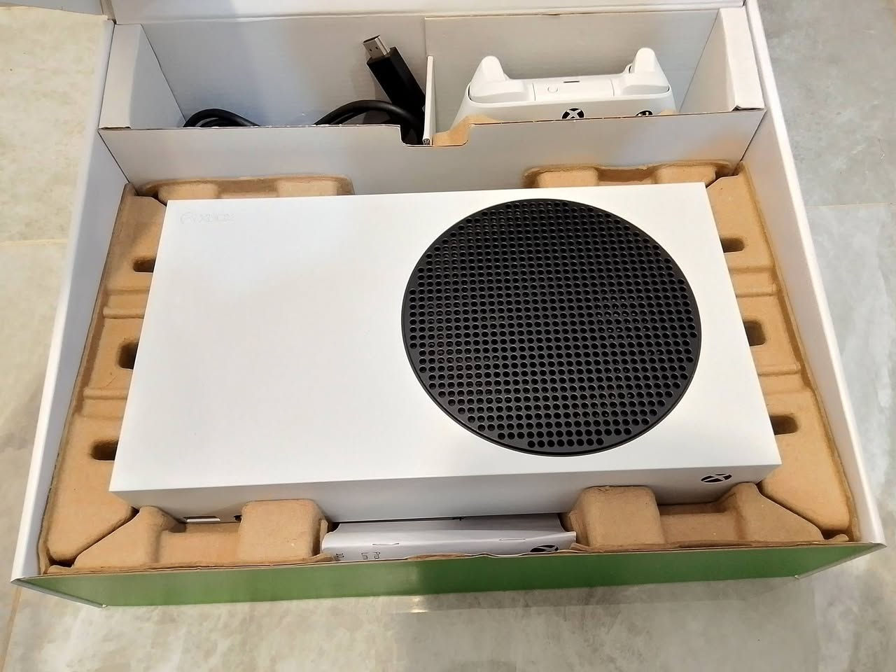 السلام عليكم ورحمة الله وبركاته
XBOX Series S USA 512GB

السعر:420

للتواصل:***********
