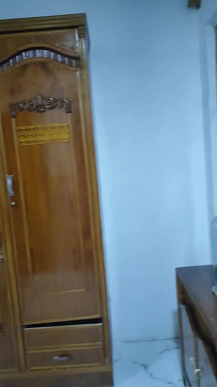 سلام عليكم غرفة للبيع مستعملة قليل كلش صاج عراقي  سبب البيع الغرفة جبيرة وما عندي مكان الهة كافي السعر 1200 مليون وميتين   وبيهة مجال المكان النجف الحولي شارع 30 الاستفسار ***********
