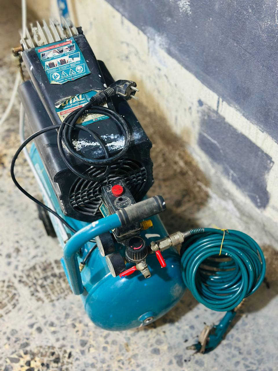 كمبريسر هوه 24 لتر 
أصلي شركه توتل مشتغل تقريباً شهرين 
مثل مو واضح بل صوره جديد وشغال شرط الفحص 
بس هاي الفضله مزروفه وسنها ممرود السعر 100 وبي مجال قليل 
العنوان 📍 حله شارع 80 ستدارت حي العسكري 
☎️ ***********
