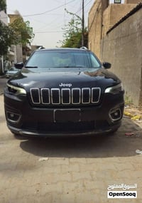 جيب شيروكي 2019 ( Limited  ) امريكي وارد محرك 6 سلندر ماشية 67 الف ميل...