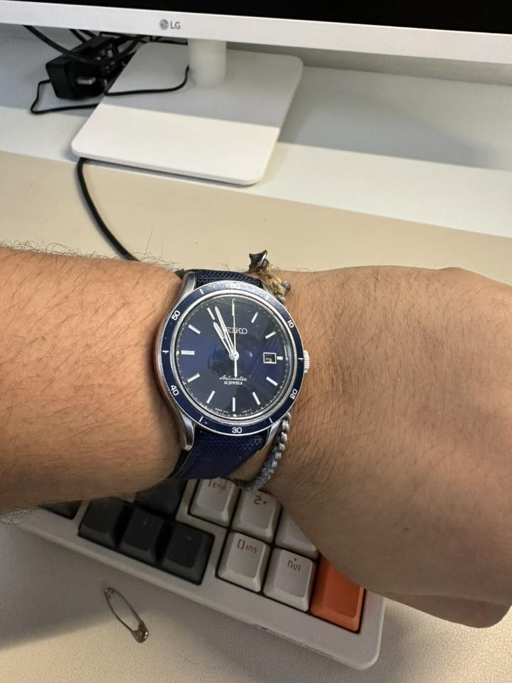 سلام عليكم 
ساعة سيكو SARG015 ساعة نادرة جدا من سيكو 
المحرك : seiko epson 6r15 نفس الي موجود بالويلارد و الالبنست 
الجام : الجام ياقوت مضاد للخدش 
المينا زرقاء صبغ طبيعي 
قطر الساعة : ٤٢ ملم 
الصناعة يابانية تماما حتى العقارب 

سعر الساعة حاليا يتراوح ما بين ٦٠٠ إلى ١١٠٠ دولار أمريكي 

ابيع اعلى سعر إذا سعر ناصي جدا ما ابيع 
الساعة بدون مرفقات


**إذا كنت صاحب هذا الإعلان وتريد حذفه لأي سبب، رجاءا أرسل رسالة إلى الدعم الفني**