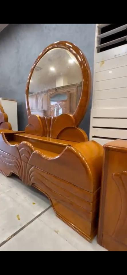 السلام عليكم غرفه للبيع
نظيفه وحلوه وضخمه طابقين ام 6 

***********
