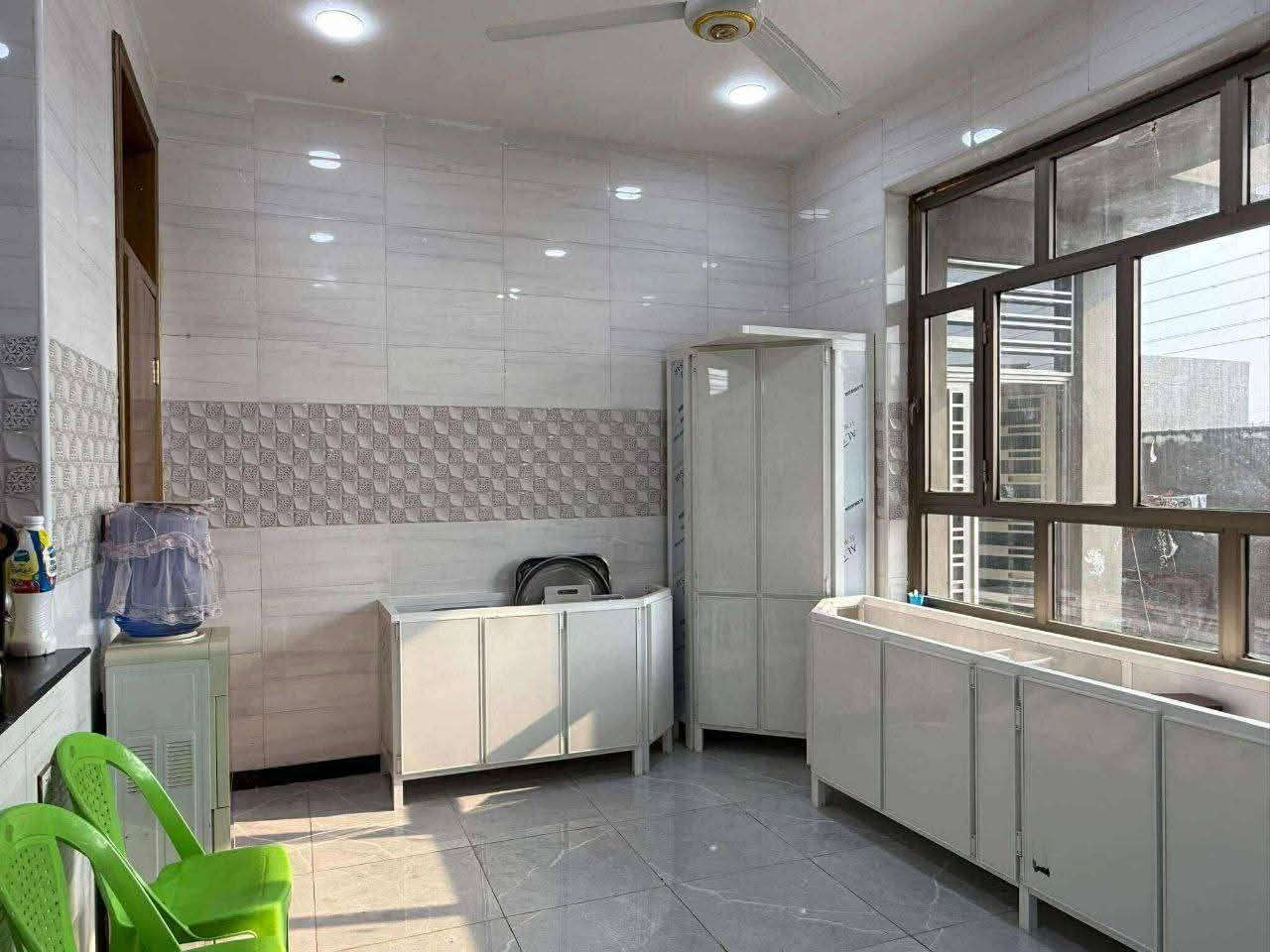 دار للبيع طابو زراعي سند 25 الموقع زوير الغربي قرب الملعب الخماسي المساحه 200متر مربع بناء حديث طابقين الارضي يتكون من صاله هول مطبخ حار وبارد وغرفتين نوم الطابق الثاني 3غرف نوم وهول مجمع صحيات عدد3 وكراج سياره للاستفسار مكتب النبل للعقار والبناء والهندسه *********** واتساب ***********
