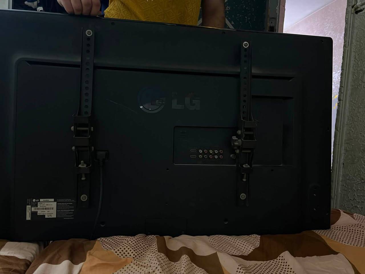 بلازما LG حجم 42 شاشة سليمة غير مكسوره بس طفت فجئة واتوقع عطلها بسيط يعني رايدها ب50 الف 
الرقم *********** 
المكان بغداد الحرية
