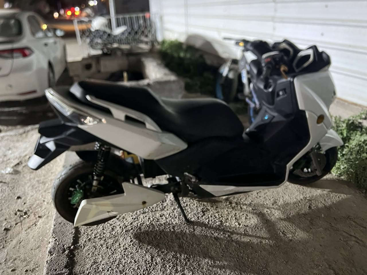 السلام عليكم دراجه شحن يمكن بطاريات عطلانه 12باتري الجبير  ماكو منها بلعراق أبيع كوم حديد مكان بغداد الزعفرانيه رقم التليفون*********** السعر 700
