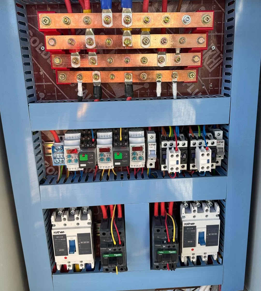 الحمدلله حتى يرضى 
جزء من أعمالنا من البوردات الرئيسية واللوحات الثانوية لدور والعمارة وبقية المواقع كادر @محمدالعبادي ابونور 
وكيل شركة Rother/روذر في الموصل للأنارة والتأسيسات الكهربائية لتواصل معنا على الأرقام التالية
واتساب  *********** 
 اتصال آسيا *********** 
 اتصال كورك ***********
تحياتي @للجميع
