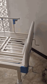 للبيع سريرطبي خمسة حركات مع فتحه وسطية للحمام قلاب يمين و يسار يصبح كرسي جديد غير مستخدم مشدود وجاهز السعر المطلوب ٣٠٠ الف موجوده سياره توصلكم للبيت مجانآ للتواصل ٠ ***********
