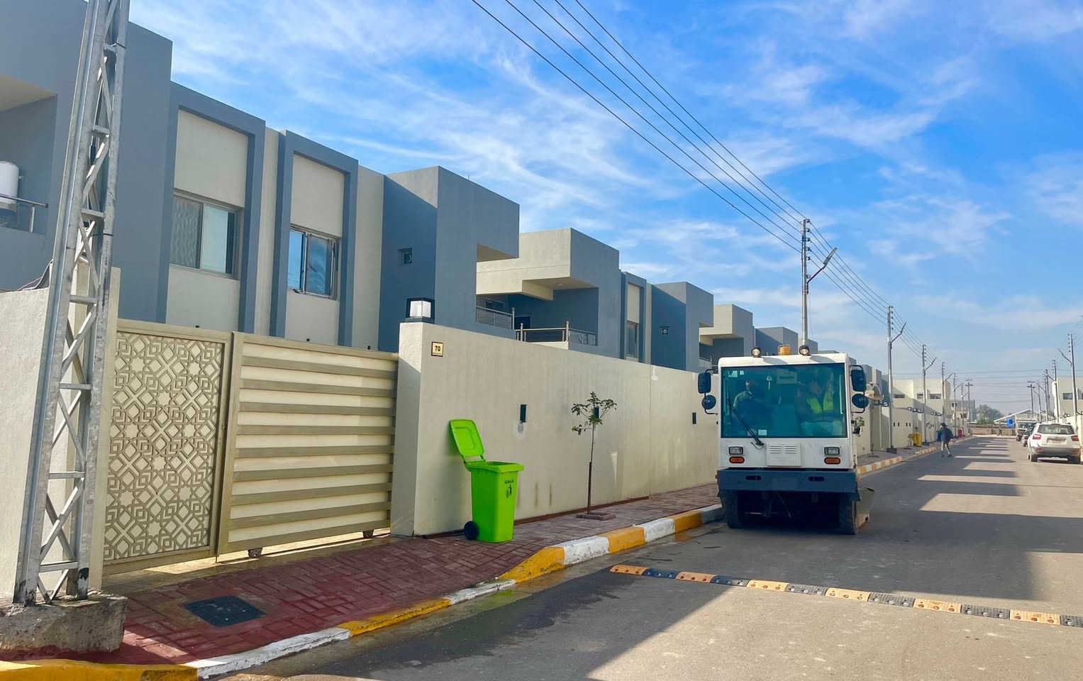 السلام عليكم 
بيت للبيع في مجمع نجمة بغداد السكني 
مساحة ٢٥٠ متر الواجهة ١٠متر والنزال ٢٥متر
٣ غرف نوم سند طابو صرف 
البيت استلام جديد وغير مسكون زيرو 
موقع المجمع بغداد طريق ابوغريب القديم مقابل مجمع البدور السكني 
للأستفسار ***********
