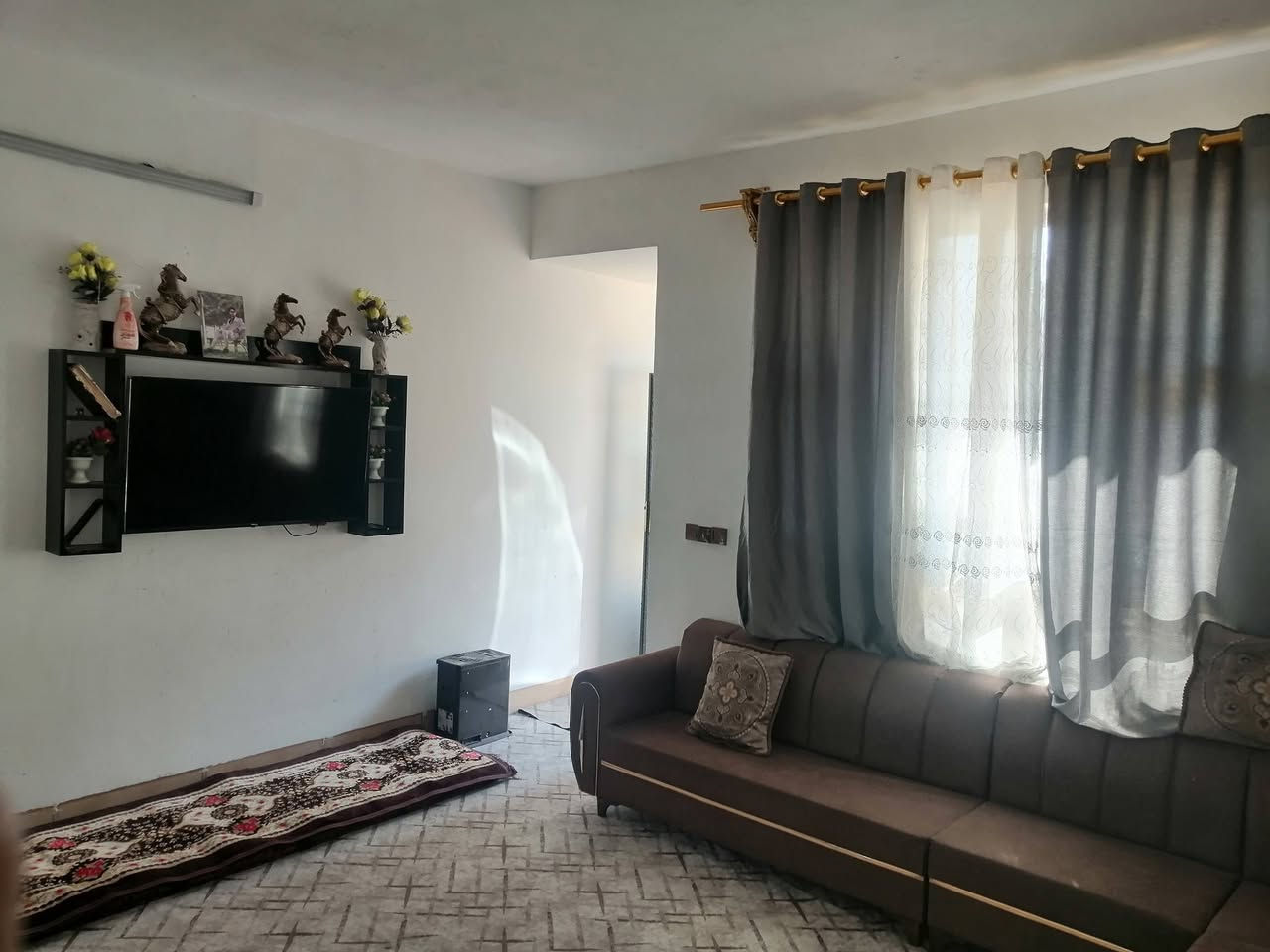 السلام عليكم بيت 100 م للبيع بحي النصر مقابيل مستشفى نصر بيت بلديه بيت فول سيراميك ستايكر متواجد خاص او *********** // سعر 52 بي مجال
