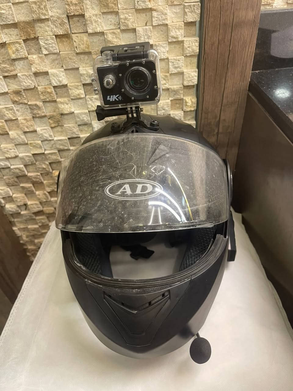 خوذا للبيع جديد يومين مستخدم وعندي جنطه دلفري اسود للبيع هم جديده
رقم ***********
