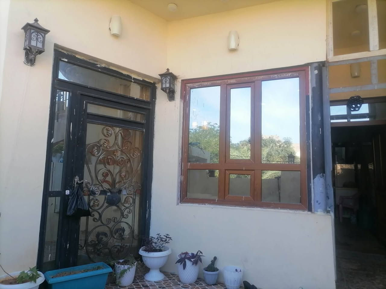 السلام عليكم ورحمه الله وبركاته دارللبيع خانقين حي گلات طابو صرف مساحة ١٢٠متر بناء درجة اولى يحتوي على غرفة نوم وصاله ومطبخ حار وبارد واستقبال الضيوف وكليدور وبيتونة كبيرة البيت فول سيراميك وسقف ثانوي السعر 55وبي مجال للشراي الإستفسار الإتصال برقم ***********
