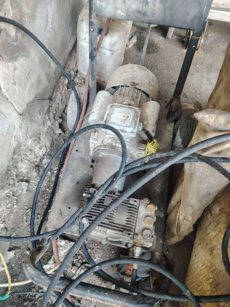 سلام عليكم محل غسل وتشحيم البيع وخير من الله
ونعمه وراده مكان بغداد الحميدية ***********بس
