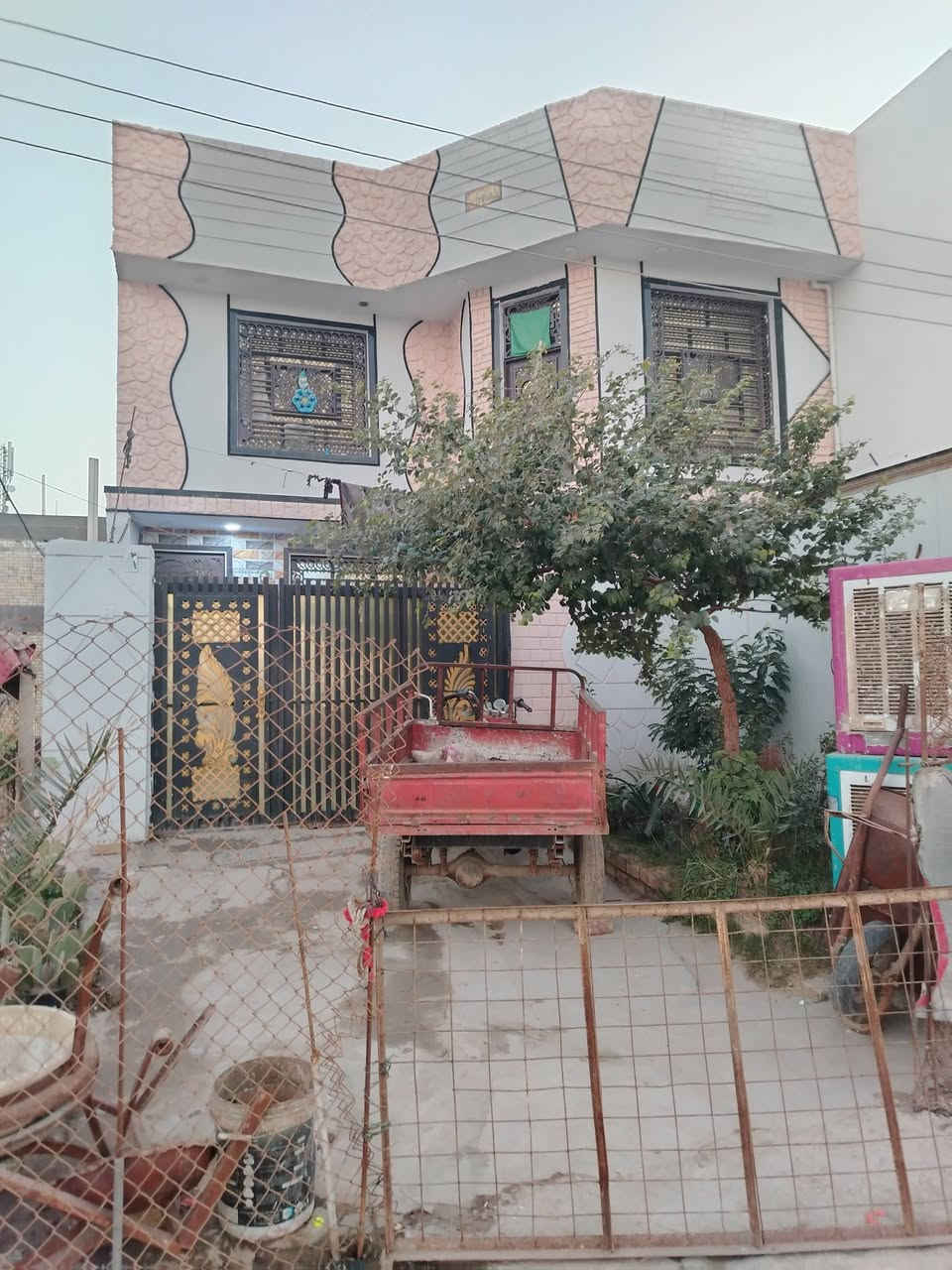 سلام عليكم بيت 200م للبيع طابو صرف 
غرف 2فوك 2جوه
مجمع صحيات خارجي وداخلي 
الاستفسار: ***********
البيت كامل ماناقصه كلشي
