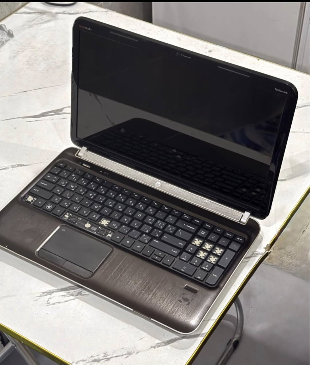 💻 للبيع: لابتوب HP Pavilion سعر200وبي مجال مع سيت-أب كامل
اتشغل العاب الخفيفة، التصميم، أو الدراسة وشغل ترويج .. عرض متكامل ما تحتاجه تشتري أي شي وياه. اللابتوب معروف بقوته للأداء المكتبي وصوته النقي (Beats Audio).
⚙️ مواصفات الجهاز (DV6-6C35DX):
• المعالج: AMD Quad-Core A8-3520M (أداء رباعي النواة).
• كارت الشاشة: AMD Radeon HD 6620G (ممتاز للألعاب الخفيفة  والبرامج الهندسية).
• الرام: 6GB DDR3 (قابلة للتطوير).
• الهارد: 640GB HDD (مساحة كبيرة للخزن).
• الشاشة: 15.6 بوصة HD BrightView LED.
• النظام الصوتي: Beats Audio مع 4 سماعات (صوت عالي ونقي جداً).
• المميزات: يحتوي على قارئ بصمة، كاميرا HD، ومخرج HDMI.
📦 الغراض الجاية وياه (السيت-أب):
1. سماعة ROCCAT ELO 7.1 Air: وايرليس احترافية، صوت محيطي 7.1، مع كارتونها وكافة ملحقاتها (سماعة غالية ومعروفة).
2. كيبورد ميكانيكي MageGee: ماركة أصلية، مريح جداً للكتابة واللعب (بالكارتون).
3. ماوس لاسلكي: قطعة إضافية للتحكم السهل.
4. حقيبة لابتوب الأصلية : سوداء متينة للحفاظ على الجهاز.
⚠️ ملاحظة للأمانة: الجهاز شغال بوضعية ممتازة، فقط توجد بعض أغطية الأزرار (Keycaps) مفقودة في كيبورد اللابتوب كما موضح بالصور، لكن الكيبورد الميكانيكي الخارجي يغنيك عنها تماماً.
💰 السعر وبي مجال (للقطعة والملحقات):200 ألف دينار مستعجل على بيعة لضرف .
📍 المكان: [بغداد-بلديات]
📞 للتواصل: [***********] أو مراسلة الخاص.يوجد توصيل
