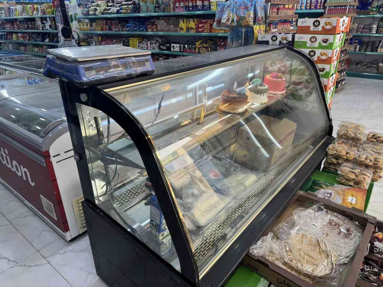 عارضة كيك للبيع ايطالي المنشا مرمر اسود شغاله تبريدها جيد جدا السعر ٨٠٠ مع المجال القليل
مجمده بطحيه الطول ١٨٦ عرض ٨٢ شغاله تجميدها خير من الله شرط الفحص السعر٦٥٠ مع المجال القليل سبب البيع زياده بالمحل المكان كربلاء
للاتصال ***********
