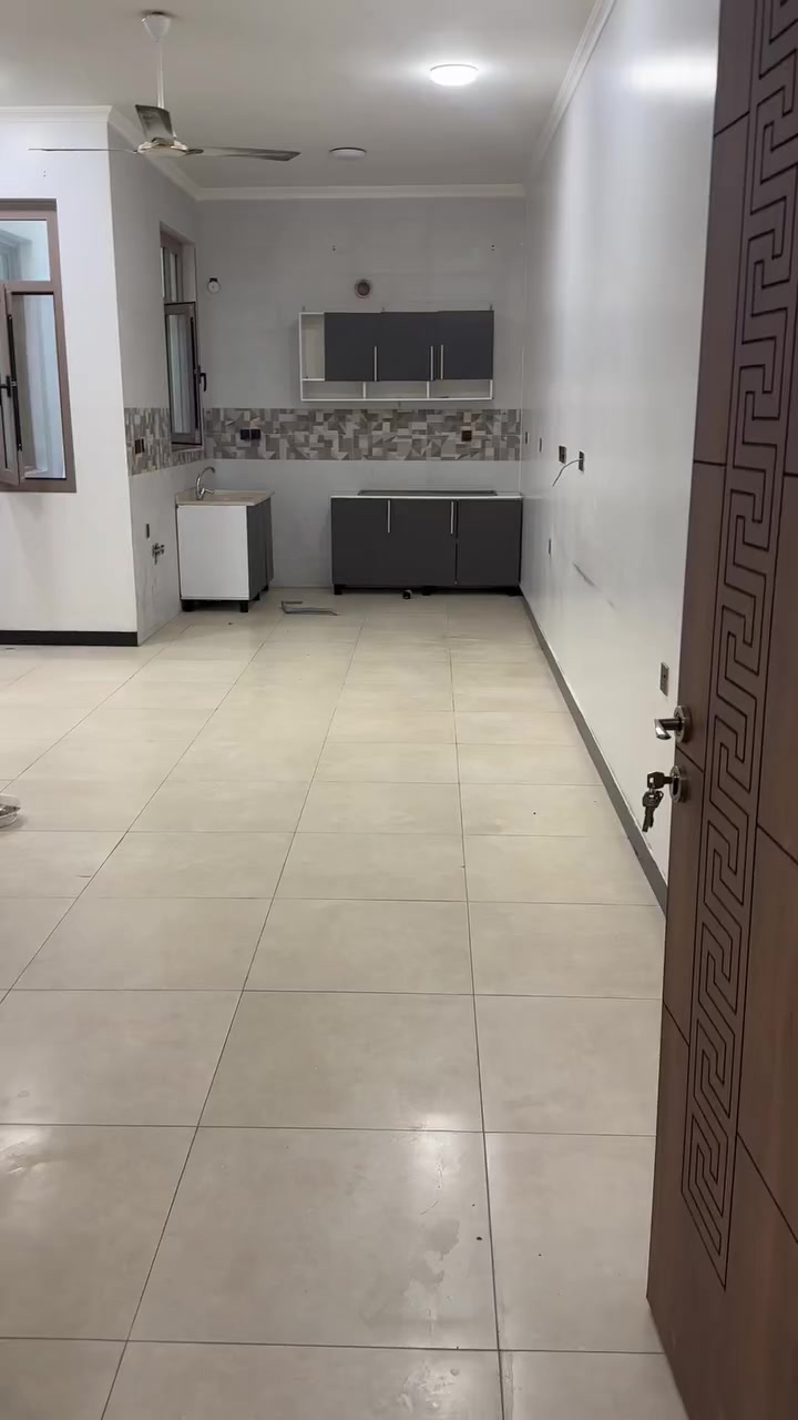 شقه لليجار خلف مول مباشر  غرفتين وصاله  مطبخ مريكي
***********
***********
