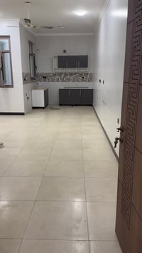 شقه لليجار خلف مول مباشر  غرفتين وصاله  مطبخ مريكي 07835150150 0773515...