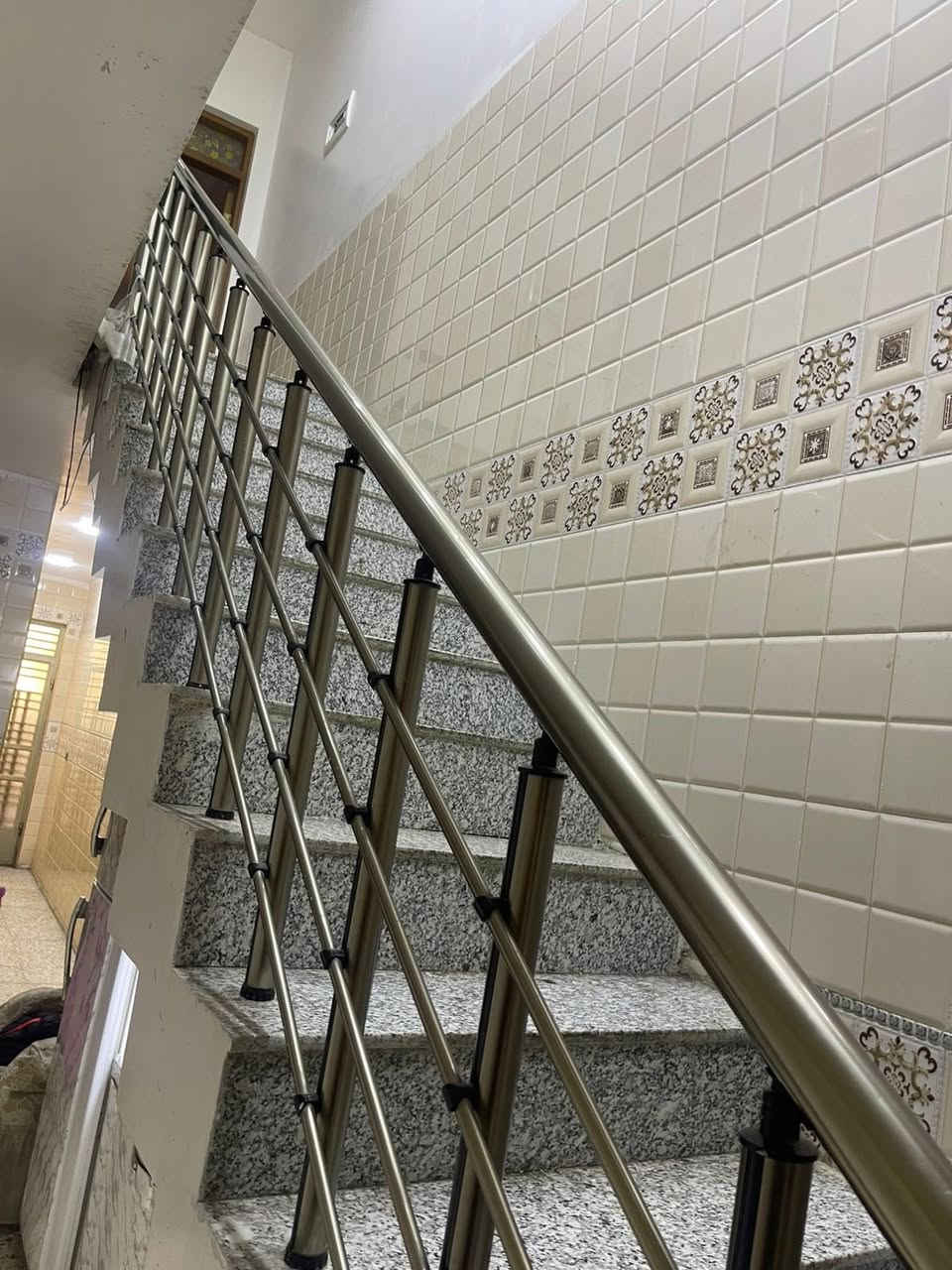 ‏سلام عليكم مشتمل للبيع المساحة 100 متر الواجهة 5: نزال/ 20 يحتوي على أربعة غرف نوم سويتات وصالة ومطبخ حار ومطبخ بارد صحيات موقع مميز حي الجهاد الشارقة قرب شارع العام  السعر مناسب جدا جدا بيع مستعجل. للاستفسار ***********.
