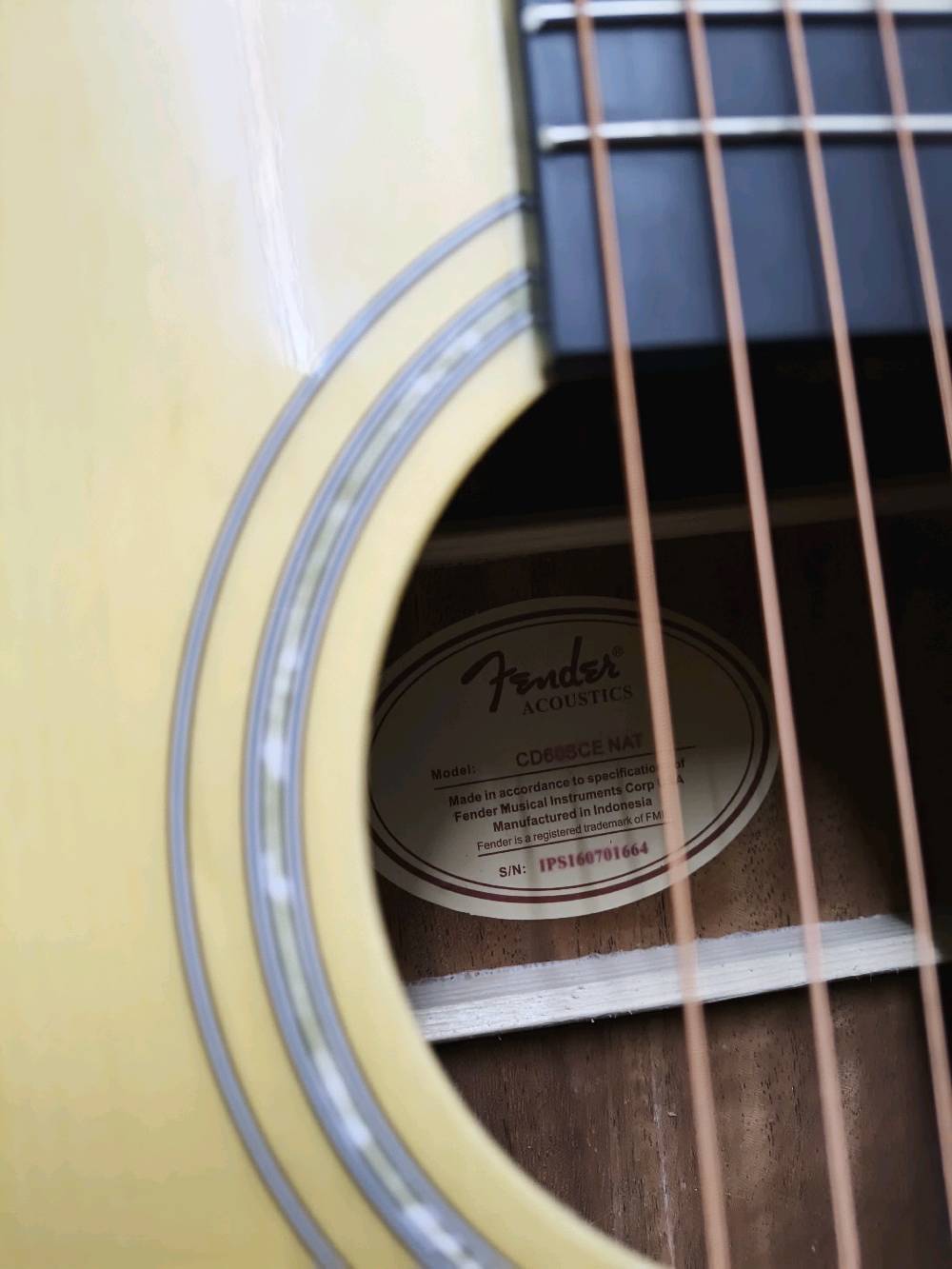 ​🎸 للبيع: جيتار
  acoustic/electric guitar: Fender CD-60SCE 
(شبه جديد) 🎸 استخدام  3 ايام فقط
​لعشاق الصوت النقي والأداء الاحترافي، متوفر الآن جيتار Fender CD-60SCE الأصلي الغني عن التعريف. الجيتار يعتبر من أفضل الخيارات لـ (العازف المبتدئ والمتقدم) بسبب صوته الدافئ وسهولة العزف عليه.
​✨ أهم المواصفات والمميزات:
​خشب طبيعي صلب (Solid Spruce Top): يعطيك رنين صوتي ممتاز وعميق يتطور ويصبح أفضل مع مرور الوقت.
​نظام صوتي (Electro-Acoustic): يحتوي على بيك أب ومضخم صوت داخلي (Fishman preamp) مع تيونر (Tuner) مدمج لوزن الأوتار بدقة وسهولة، وجاهز للتوصيل مباشرة بأي مكبر صوت (Speaker/Amp).
​تصميم مريح (Cutaway): يسهل عليك الوصول للأنغام العالية (Fretboards العميقة) بكل سلاسة.
​رقبة الجيتار (Neck): مصممة بحواف ناعمة مريحة جداً لليد (Easy-to-Play).
​👌 حالة الإله:

​الجيتار بحالة ممتازة جداً (شبه جديد) ونظيف تماماً.
​الصوت جهير، الأوتار ممتازة، والـ Action (ارتفاع الأوتار) موزون ومريح جداً للأصابع.
​📦 الملحقات:
الباكيت الاصلي للجيتار
​حقيبة الكيتار الاصلية من الشركة
كابو اصلي 
ريش عدد اثنين

​💰 السعر: 350 الف
ملاحظة:سعر الجديد 550/600الف
📍 الموقع: بغداد الوزيرية ولا يوجد توصيل
​📞 للتواصل و الاستفسار خاص او واتساب ***********