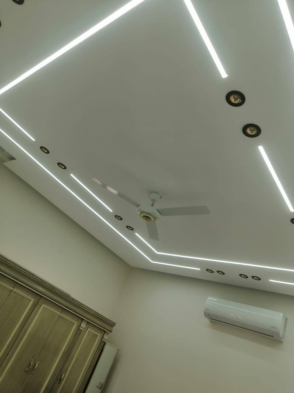 خلفه جبس بورد وجميع الديكورات والسقوف الثانوي والمعجون والصبغ ***********
