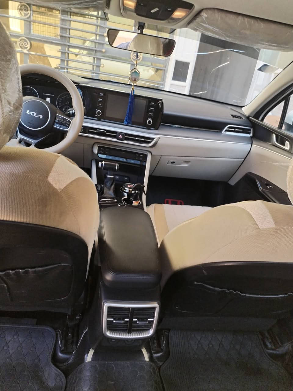 السلام عليكم K5 خليجي للبيع موديل ٢٠٢٢ رقم بغداد بسمي محرك ٢٠٠٠ دوش 
السعر ١٨٥ بيها ضربة موضحة بلمقطع وعندي صور الحادث 
العنوان بغداد العبيدي حي الرئاسة 
هاتف ***********
