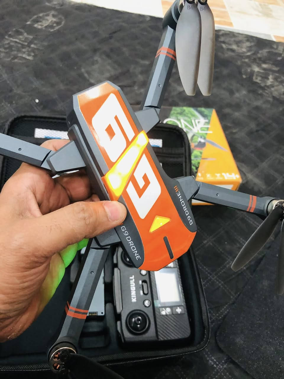 درون G9
بطاريتين
كامل الملحقات 
الي يحتاجه يراسلني ويدلل


**إذا كنت صاحب هذا الإعلان وتريد حذفه لأي سبب، رجاءا أرسل رسالة إلى الدعم الفني**