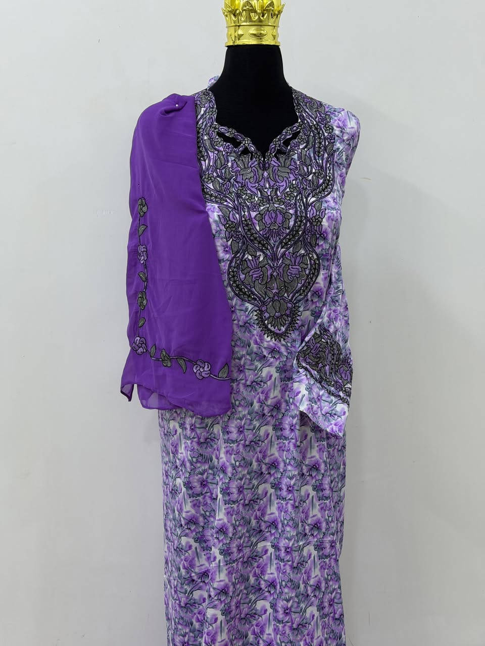 السلام عليكم 
مخاور امارتيه مع شال كوالتي جداً قماش حرير اندنوسي  ممتاز  جميع الموديلات 
يتوفر توصيل   
للتواصل(***********)
