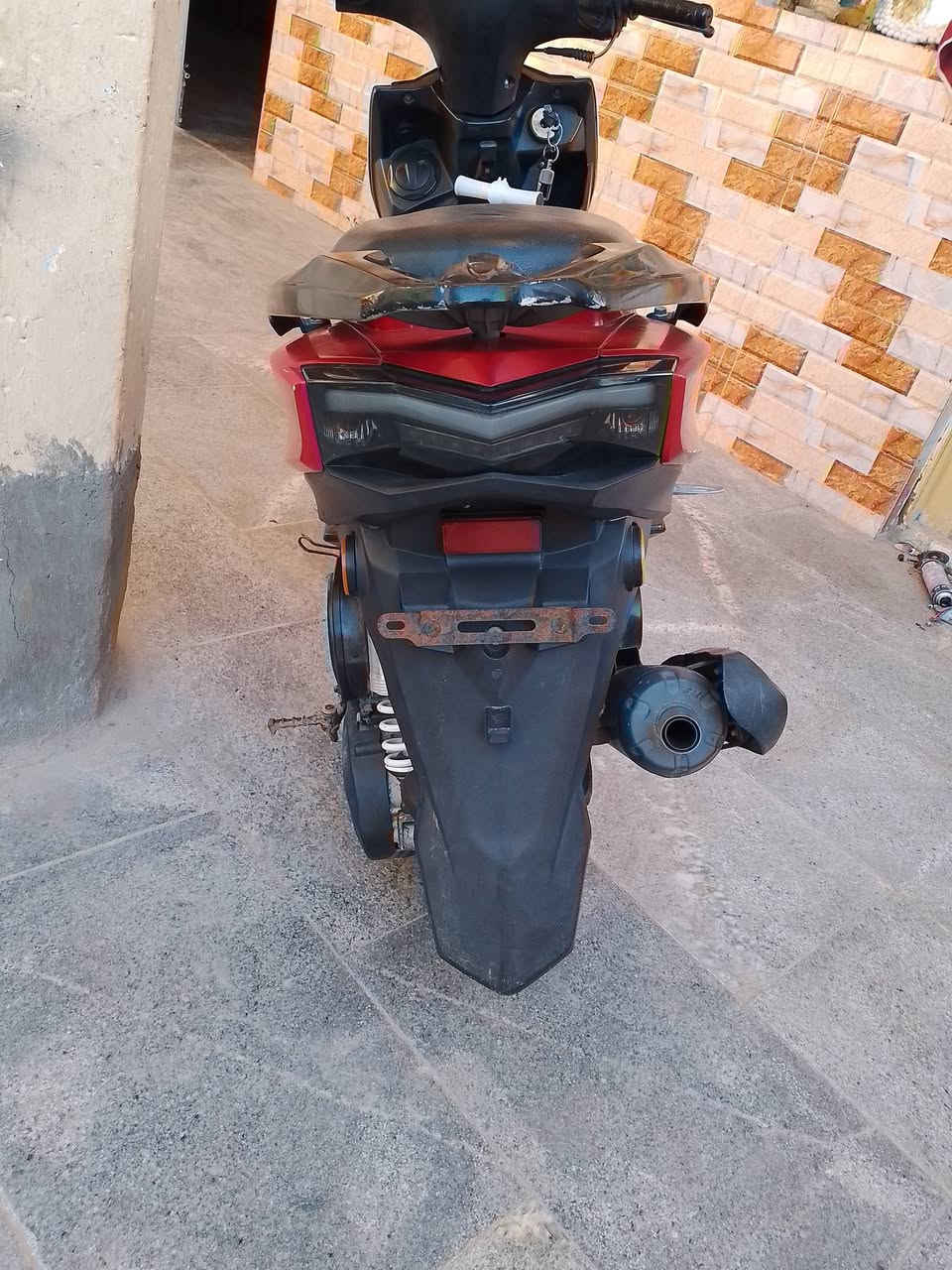 السلام عليكم للبيع دراجه سكنس جديده كلش برغي مامفتوح بيه كله ابلاديه مكفوله من كلشي شاصي ومحرك كله كفاله شلعه فول كهربائيات كله شغاله لايت عالي وناصي أشاير سلف  قفل سكان قفل جنطه ابريك امامي وخلفي مكان كربلاء طويريج السعر 400 وبيه مجال قليل الشراي يتصل ***********
