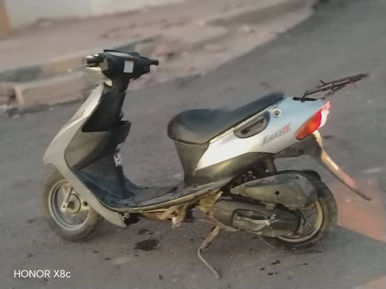 السلام عليكم دراجه ساسوكي جنطه للبيع الدراجه أوراق اصولي بسمي تحويل شوكت مايعجبك الدراجه شغاله نكره وحده السلف عوزه باتري الدراجه شغاله بك لايت اشاير عوزها جوزه وكلوب مال الايت فقط السعر 275 وبيها مجال مكاني ميسان حي الجامعه الهاتف *********** الشراي يتصل ويدلل
