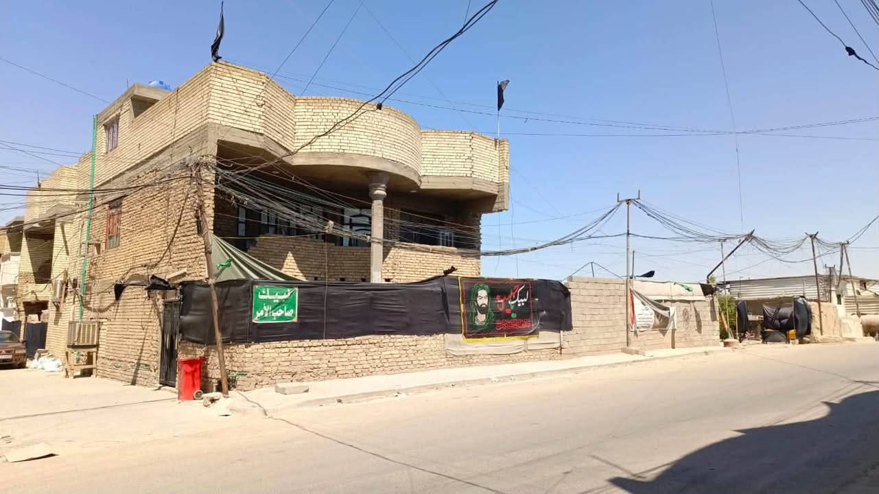السلام عليكم 
دار مساحة 200 متر وبي حديقة تشجير بصفة مساحة 200 متر 
يحتوي على 6 غرف نوم  من عدا الاستقبال و4 حمامات 3 طابق الارضي و1 طابق الاول ومطبخ وهول جوة وهول فوك ويحتوي علة بيتونه علة عرض البيت بي سطح امامي وسطح خلفي بي كراج مال سيارة مكانه علة شارع عام تجاري ويحتوي علة محلات ثنين قيد الانشاء سطح شتايكر جديد قبل سنه مشتغلة مي ومجاري تاسيس جديد كهرباء تائسيس جديد 
البيت موصل ب٣خطوط ماء حار بارد اسالة الشعلة الدوانم شارع ابو هاتو نهاية الشارع مقابيل اسواق الساقي 
*********** بي واتساب

