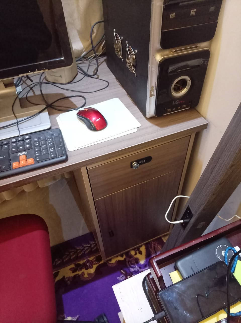 للبيع ميز مكتبي جديد استخدام شهر مع كرسي دوار سعر الميز ٩٠ الف والكرسي ٢٥ الف مكاني المنصور
*********** متوفر واتساب
